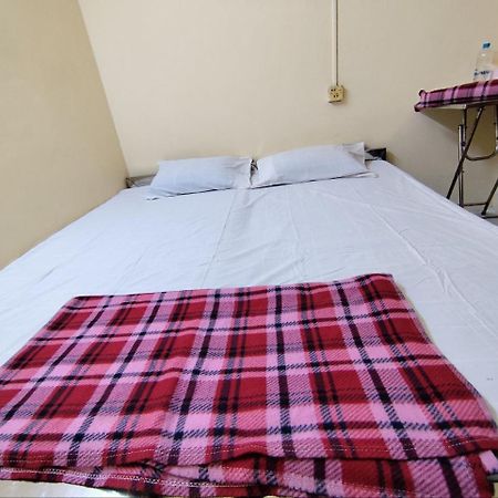 Jade Crown Hotel Rangoon Buitenkant foto