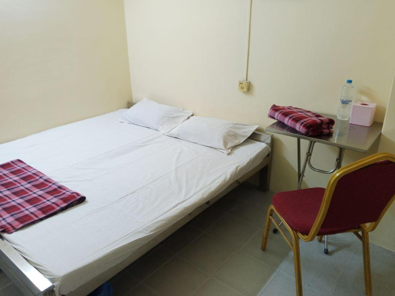 Jade Crown Hotel Rangoon Buitenkant foto